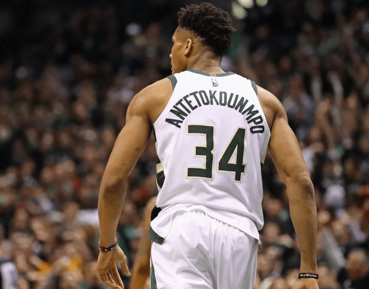 见缝插针！哈特反击送击地妙传 布里奇斯接球轻松上篮打中（穿针引线！哈特反击击地妙传助布里奇斯轻松上篮命中）