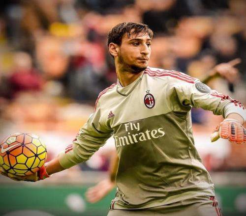 邵佳一会把青岛西海岸的这套5-4-1阵型自由切换...（邵佳一将灵活切换青岛西海岸的5-4-1阵型）