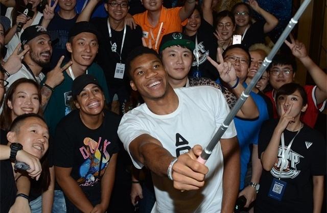 泪目！足协杯冠军奖杯被带回工体，放在已故球迷杨雪的座位旁（致敬已故球迷杨雪：足协杯冠军奖杯回到工体，放在她的座位旁）