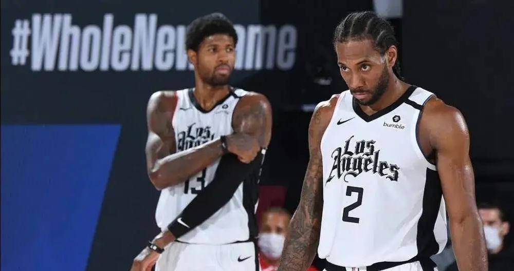 球场失意但！恩德里克红牌停赛看台观战，妻子喂食&美女环绕（赛场失意仍成焦点：恩德里克红牌停赛看台观战，妻子喂食美女相伴）