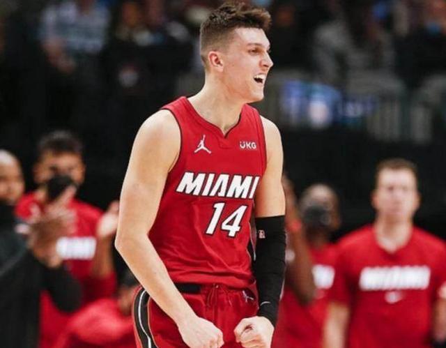 英超冷门多豪门问题多，曼联1比1西汉姆，B费错失良机被质疑（英超爆冷频现豪强陷困境，曼联1-1西汉姆，B费挥霍良机遭质疑）