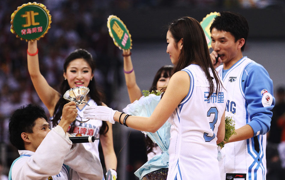 巴塞罗那主帅弗利克淡化了球队在西甲联赛榜首的领先优势（巴萨主帅弗利克低调看待西甲榜首优势）