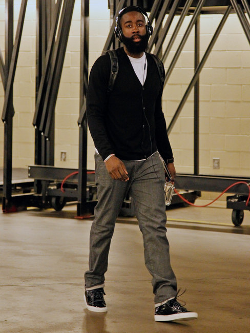 漏勺！奥科吉被放空失良机 谢泼德也点菜东契奇杨毅直言这忍不了（防守成漏勺！奥科吉空位不中错失良机，谢泼德点名挑战东契奇，杨毅直言忍不了）