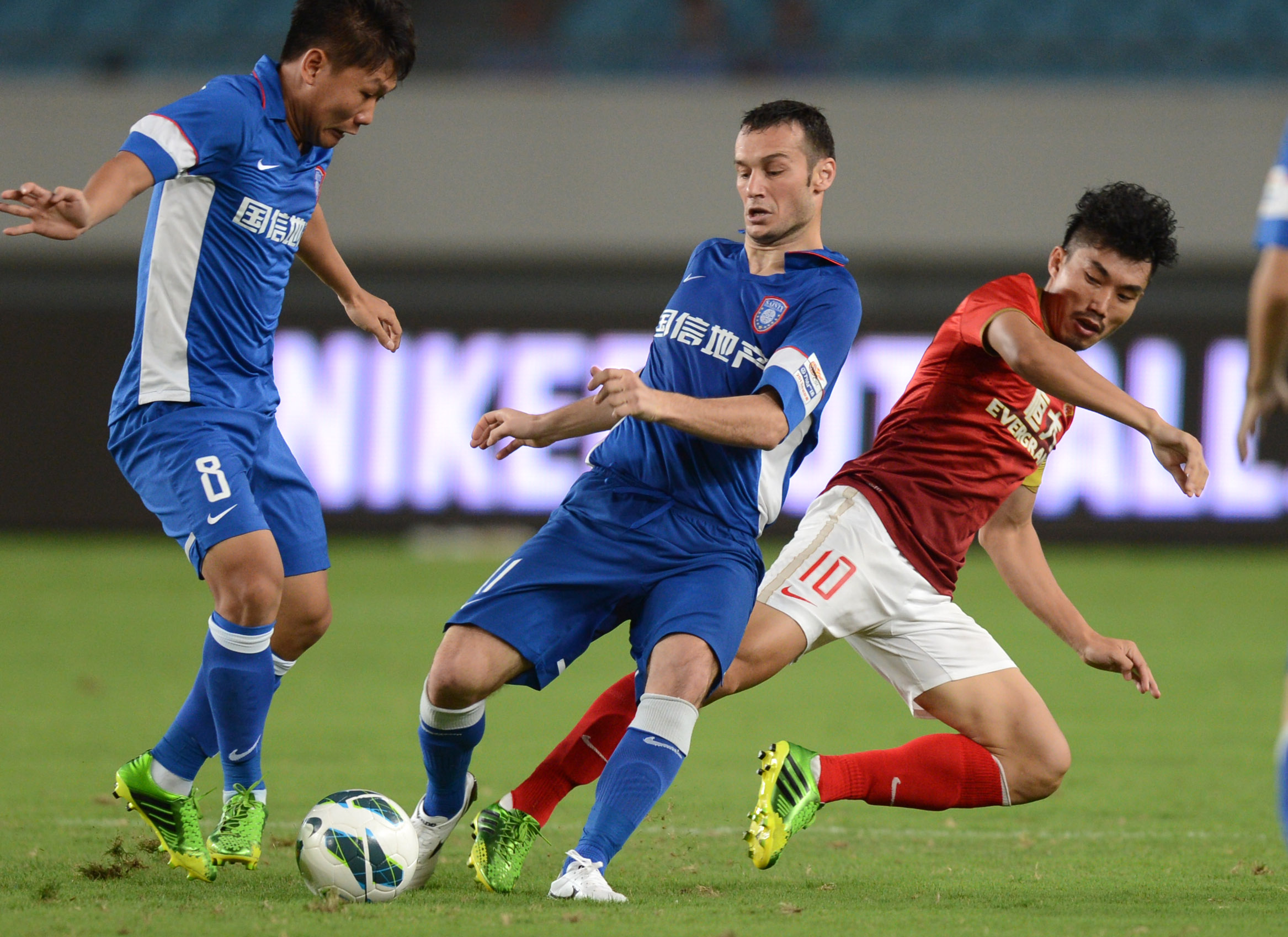 孔蒂：卡拉巴赫非常难对付，我对球队今天的表现很满意（孔蒂称卡拉巴赫难缠，对球队今日表现感到满意）