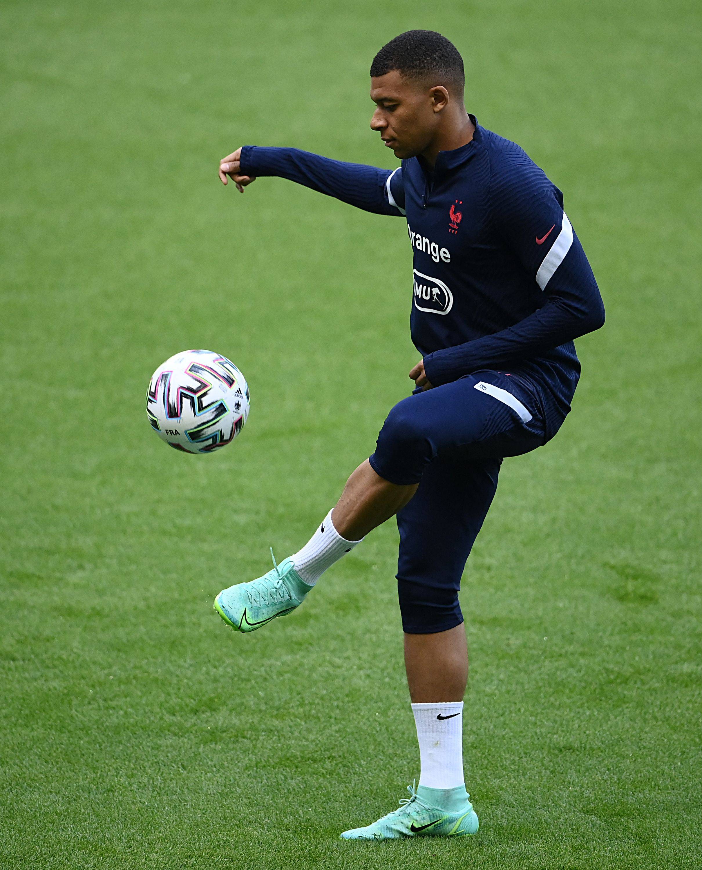 中超战报：法比奥大四喜斩获金靴，北京国安5-1梅州客家（中超快讯：法比奥独中四元夺金靴，国安5-1大胜梅州客家）