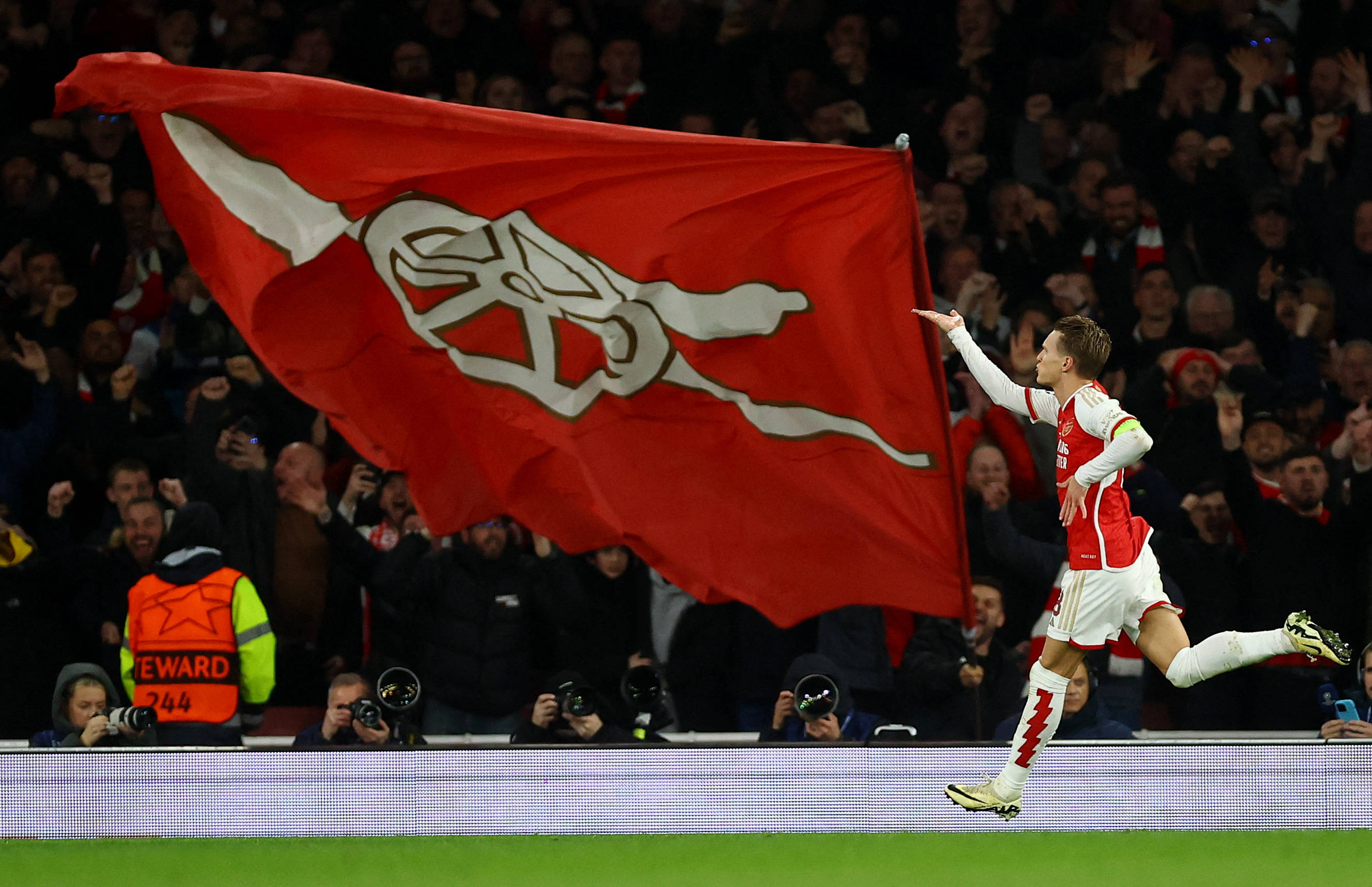 NBA战报：米切尔30+5，骑士139-132黄蜂终结三连败（米切尔砍下30分5篮板，骑士139-132击败黄蜂止住三连败）