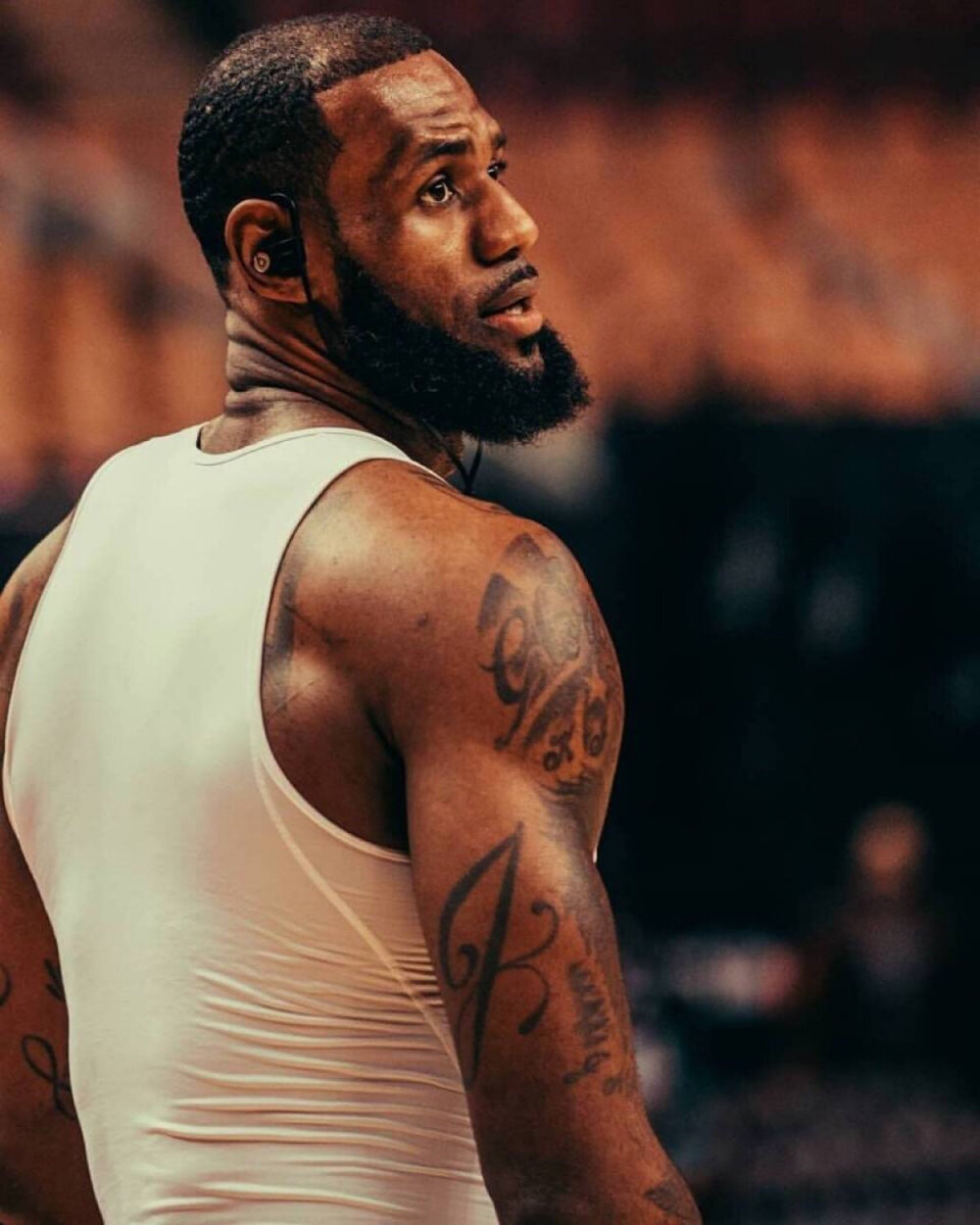 登贝莱包揽2025两大个人荣誉，90后首位金球奖+年度最佳（登贝莱横扫2025双料个人大奖，成90后首位金球得主并加冕年度最佳）