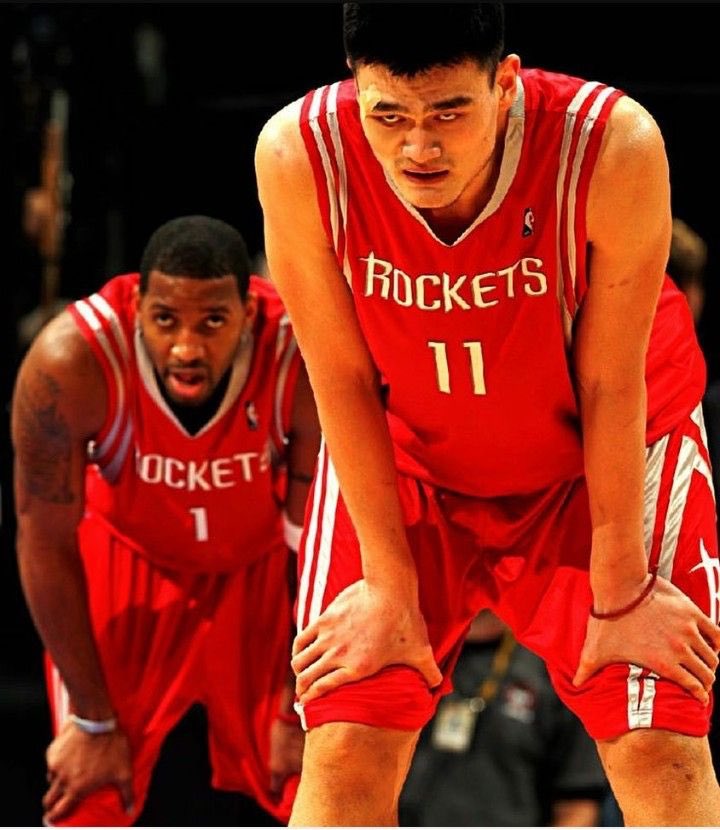 跌跌撞撞但是很有效！奎因转身过掉奥科吉跨步收球上篮得分（踉跄却高效！奎因转身摆脱奥科吉，跨步收球上篮得手）