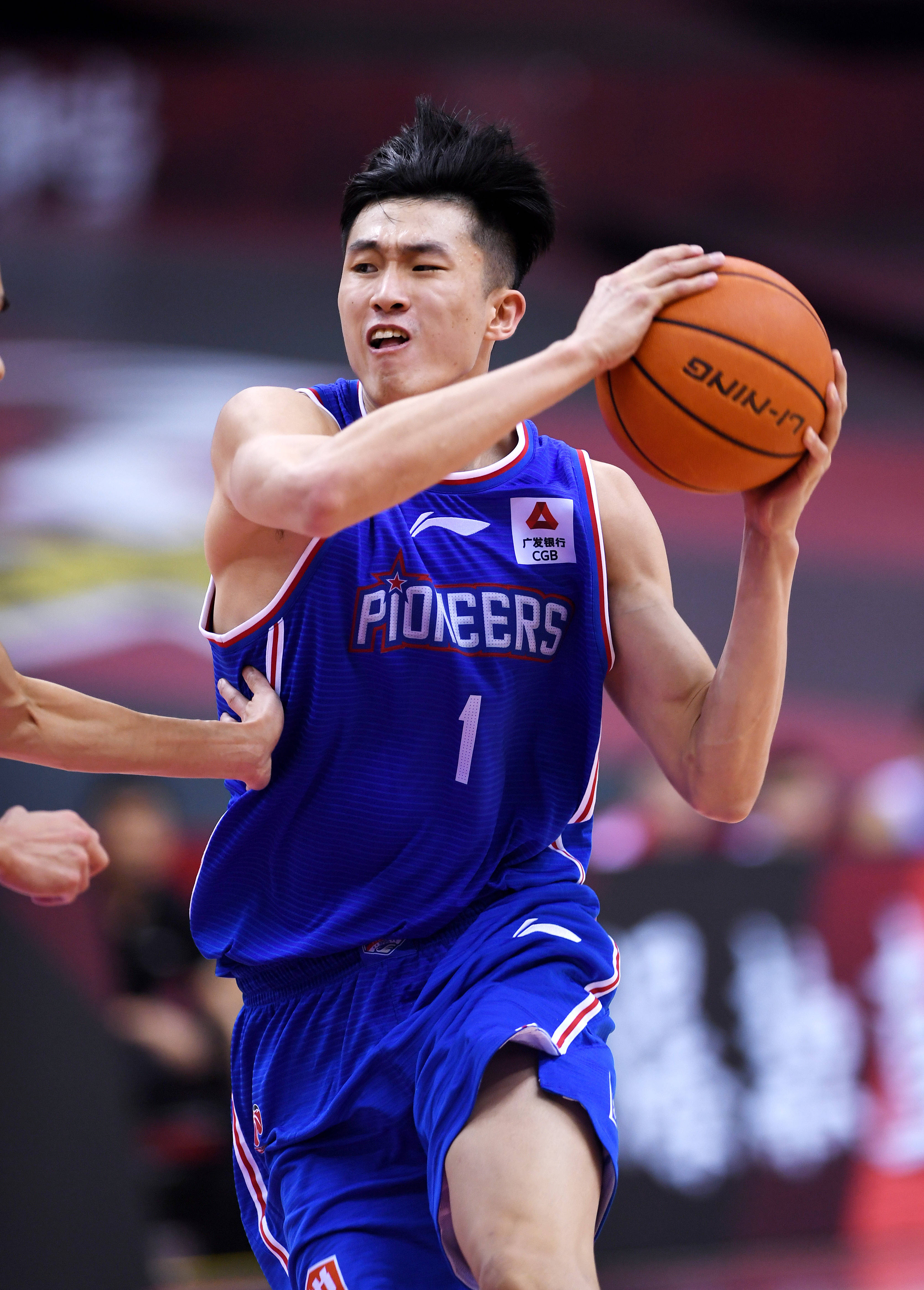 NBA焦点战：火箭半场领先掘金8分，球星表现抢眼（NBA重磅之战：火箭半场领先掘金8分，球星闪耀全场）