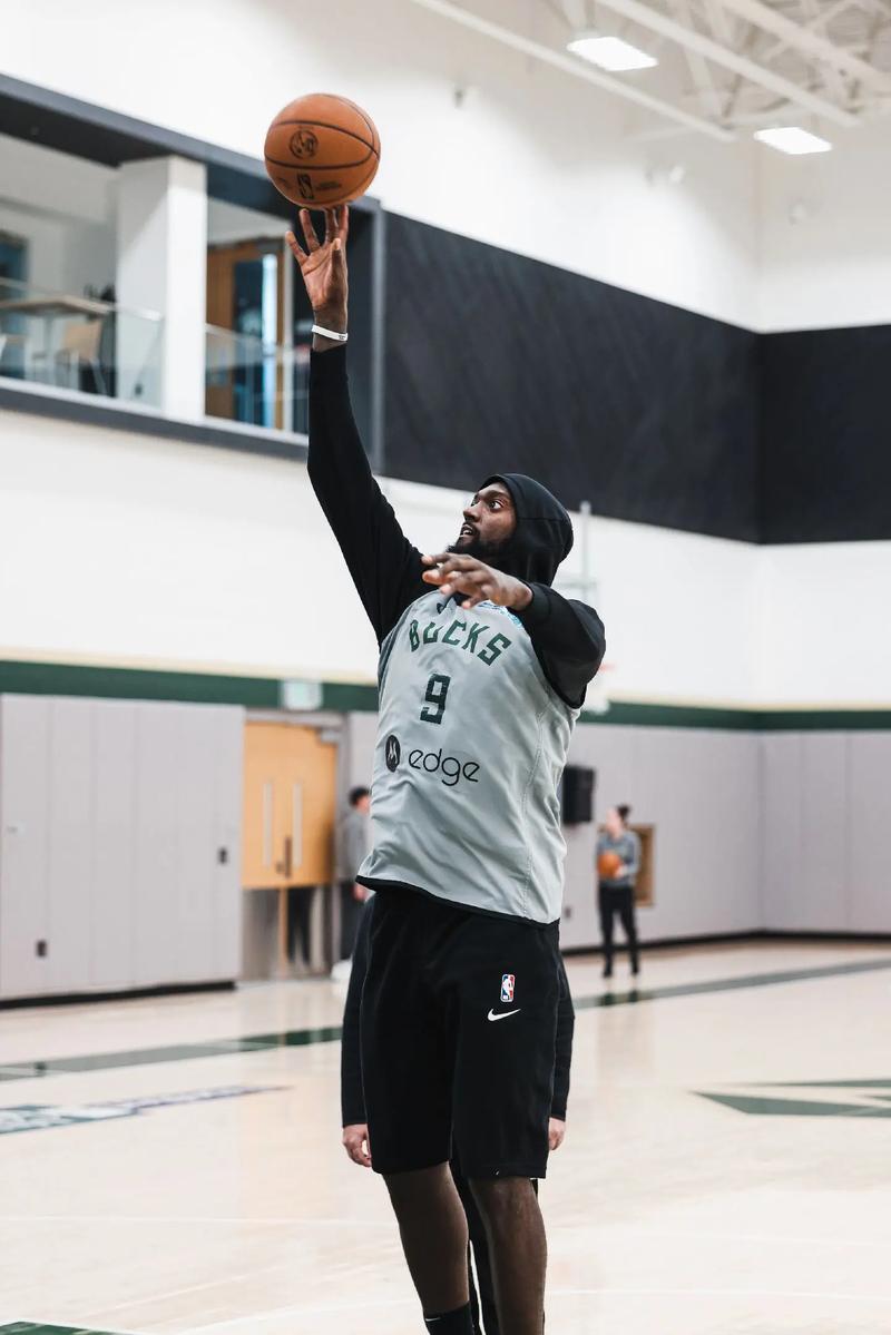 国足集训名单公布，两名新人首次入选引关注（国足集训大名单出炉，两名新秀首入选成焦点）