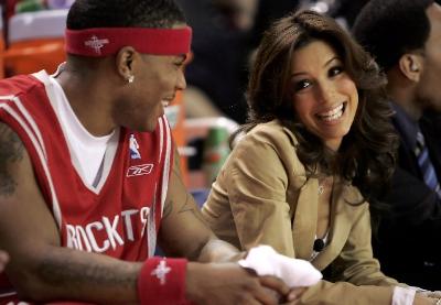 高手在民间！姐妹花脚踩箩筐练习武术，平衡力惊人！（民间卧虎藏龙！姐妹花踩箩筐练武，平衡感逆天）