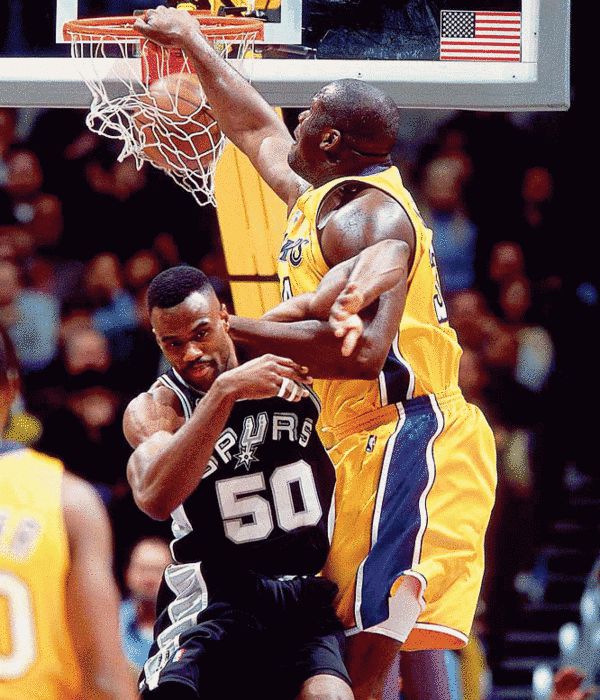 半场战报：圣保利1-0海登海姆，卡尔斯破门（半场比分：圣保利暂1比0领先海登海姆，卡尔斯建功）