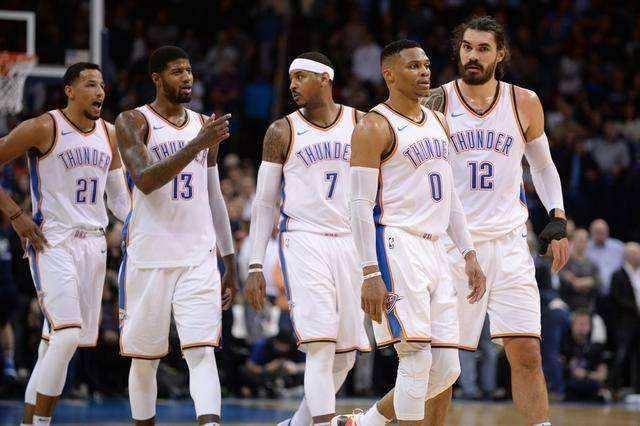 足球国足忙碌备战，训练场加练至夜晚（国足全力备战，训练加练到深夜）