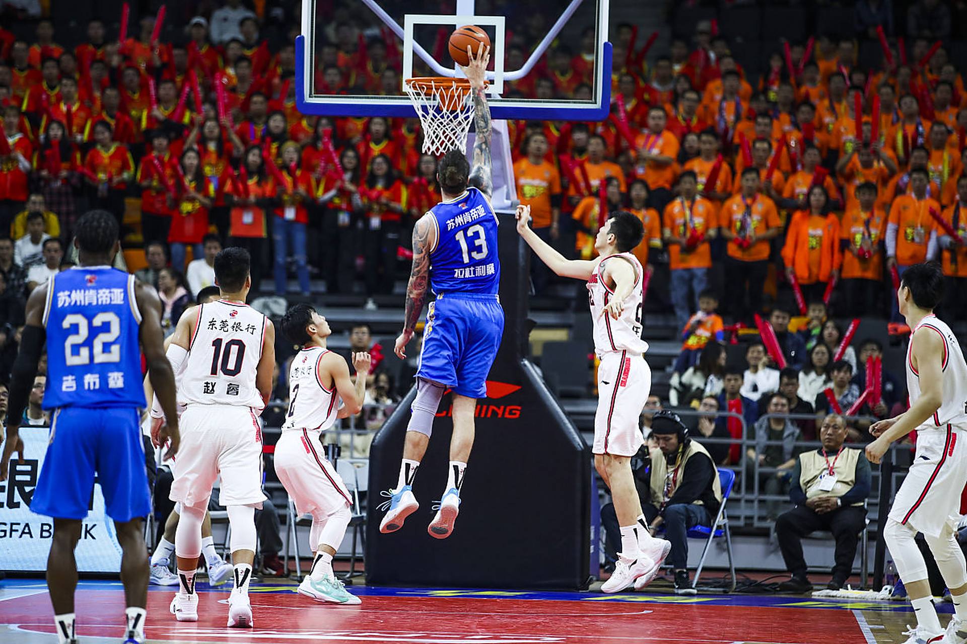 奎因犯满离场，NBA新赛季风云变幻（奎因六犯毕业，NBA新赛季局势突变）