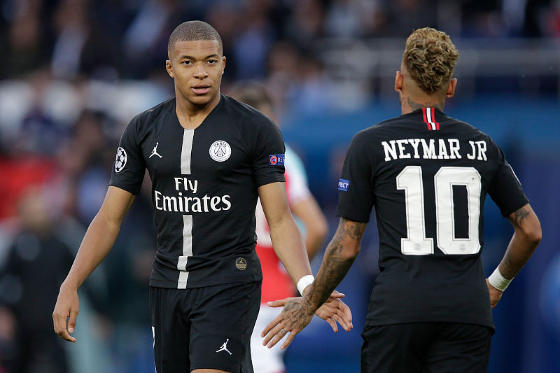 篮球湖人球员训练营全程记录公开（洛杉矶湖人球员训练营全程纪实发布）