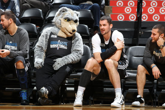 球队取胜后送亚泰降级，海牛球迷在退场时高喊“亚泰降级啦”（海牛取胜致亚泰降级，退场球迷齐声喊“亚泰降级啦”）