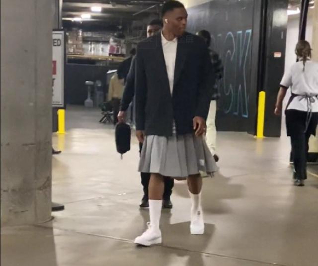 拉菲尼亚无缘最佳阵容，妻子社媒质疑：难道他是篮球运动员？（拉菲尼亚落选最佳阵容，妻子社媒发问：他是打篮球的吗？）