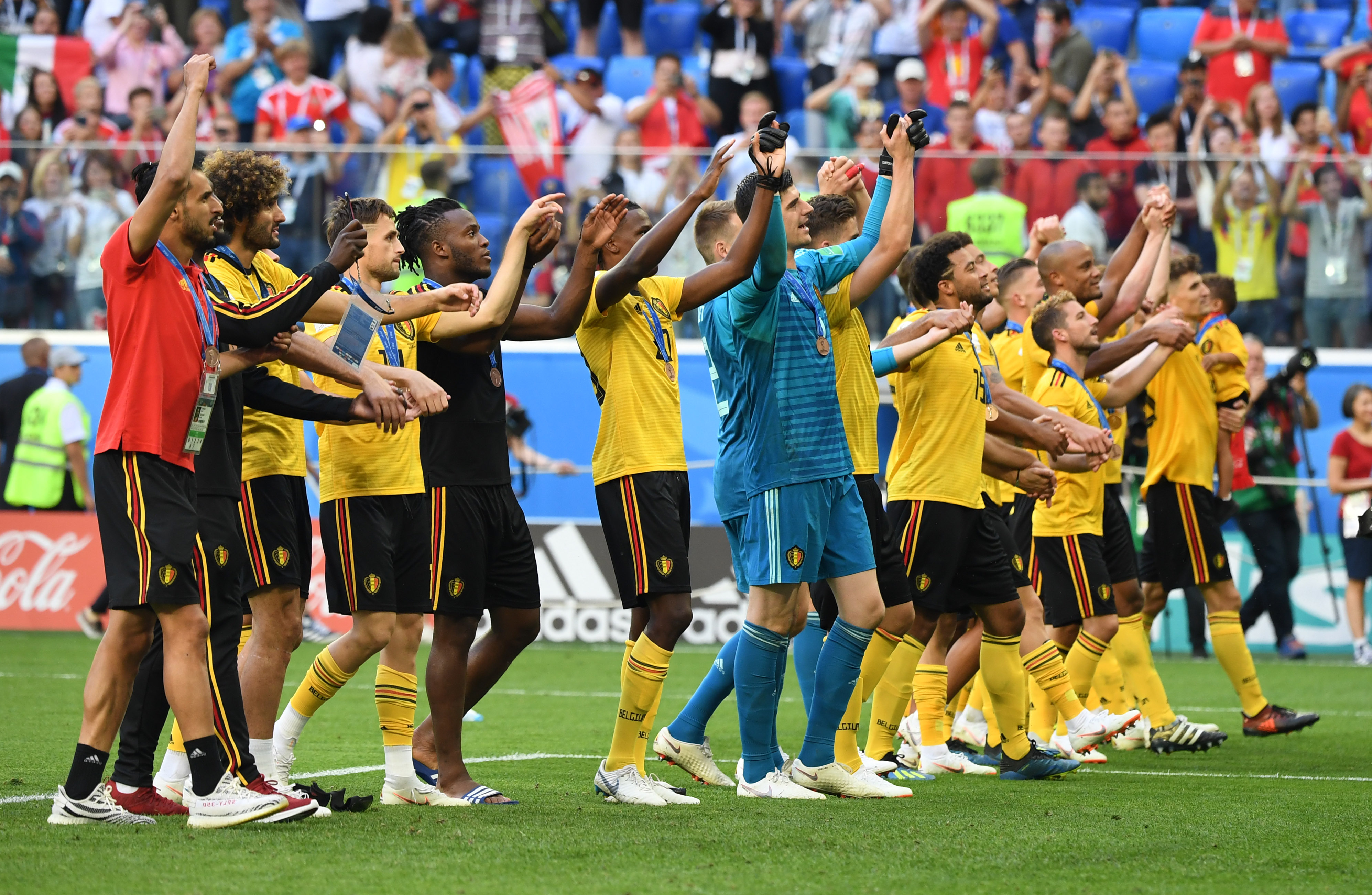 篮球场上的激情碰撞——弗拉格的强攻与防守对决（篮坛激战：弗拉格猛攻对撞钢铁防线）