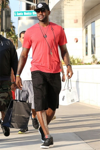 米哈伊柳克短暂亮相，展现惊人实力（米哈伊柳克短暂出场，实力令人惊叹）