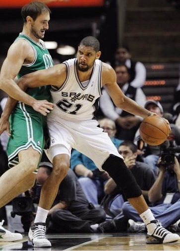 邓卓翔：球员状态并不让人满意，技战术也没有可圈可点的地方（邓卓翔：队员状态欠佳，技战术表现乏善可陈）